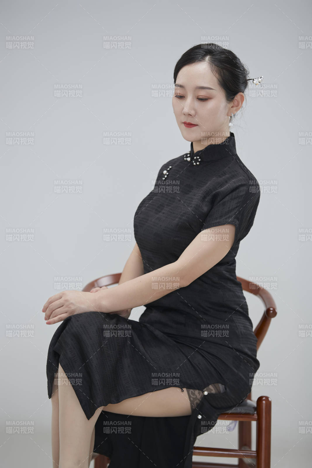 穿着中式旗袍的亚洲成年女性图片