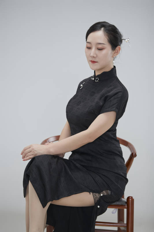 穿着中式旗袍的亚洲成年女性图片