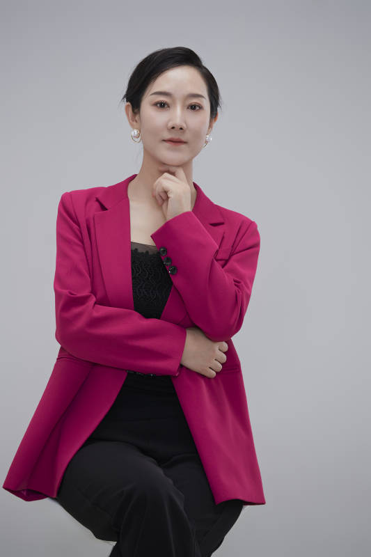 白色背景下职场职业成年女性经理人公关图片