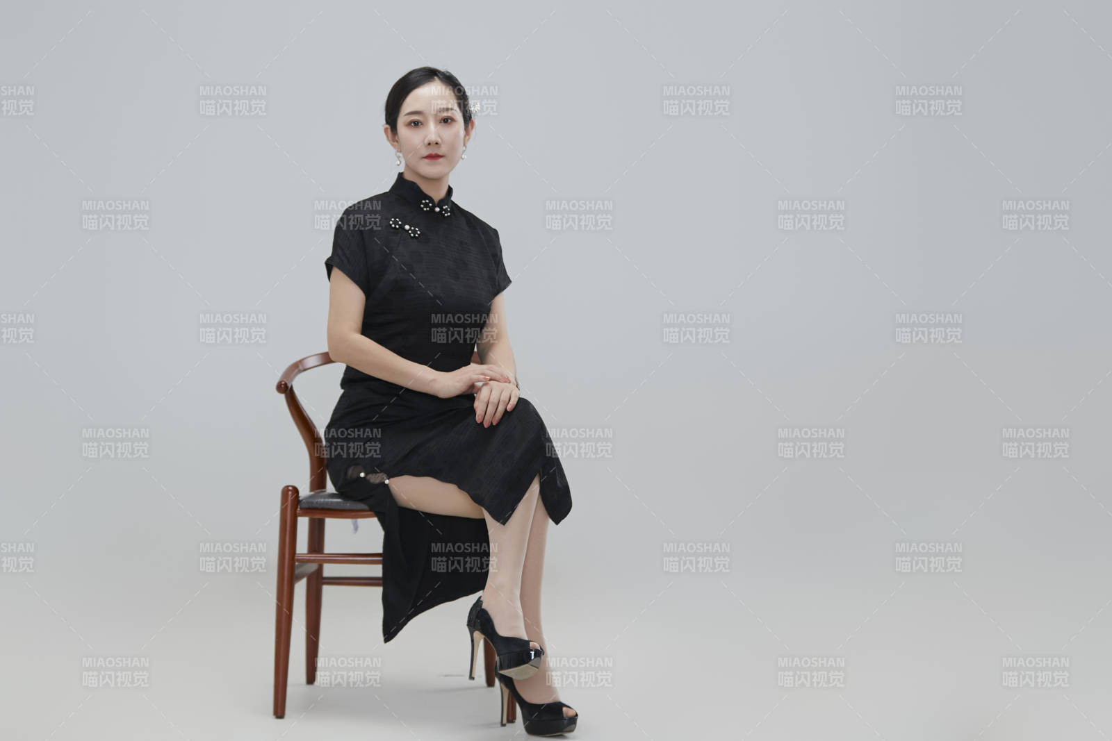 穿着中式旗袍的亚洲成年女性图片