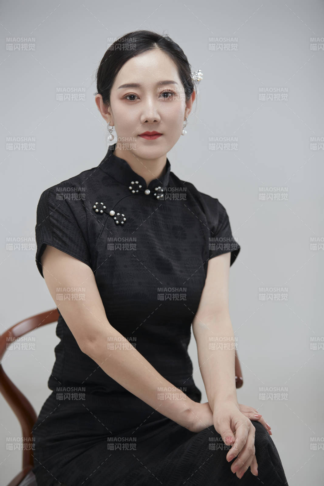 穿着中式旗袍的亚洲成年女性图片