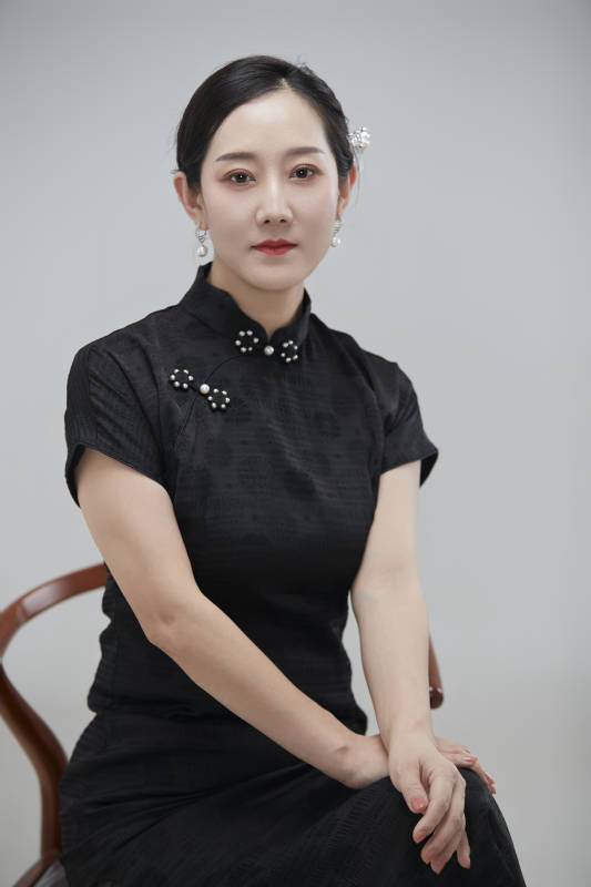 穿着中式旗袍的亚洲成年女性图片