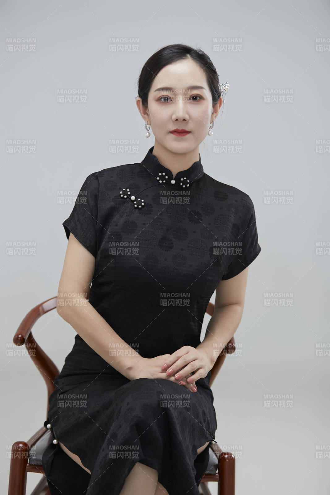 穿着中式旗袍的亚洲成年女性图片