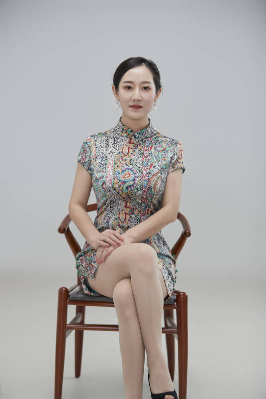 穿着中式旗袍的亚洲成年女性图片