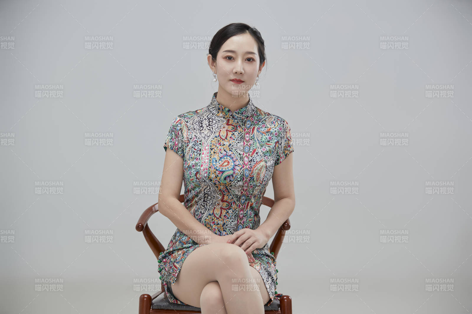 穿着中式旗袍的亚洲成年女性图片