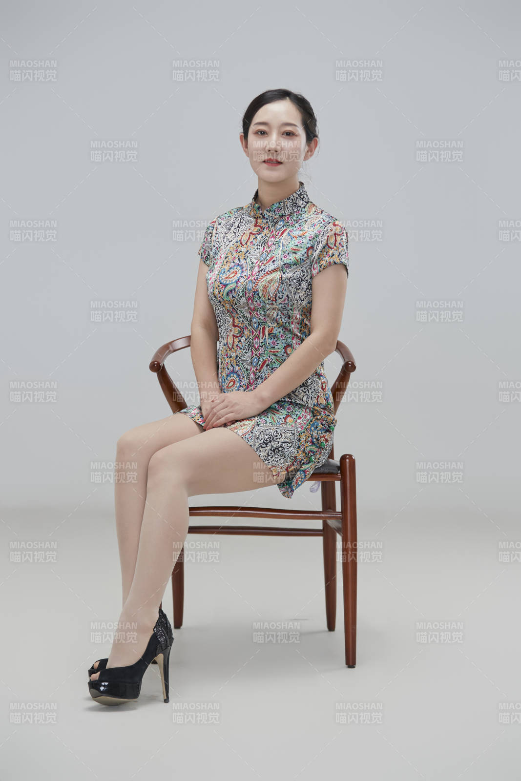 穿着中式旗袍的亚洲成年女性图片