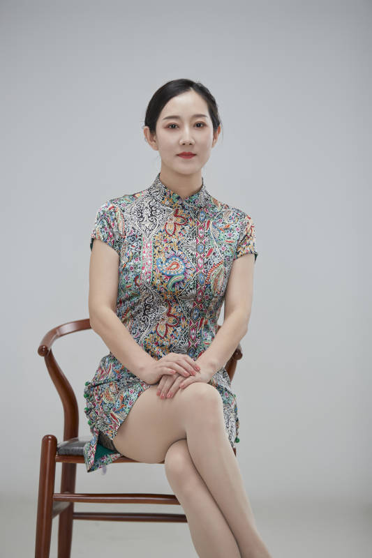 穿着中式旗袍的亚洲成年女性图片