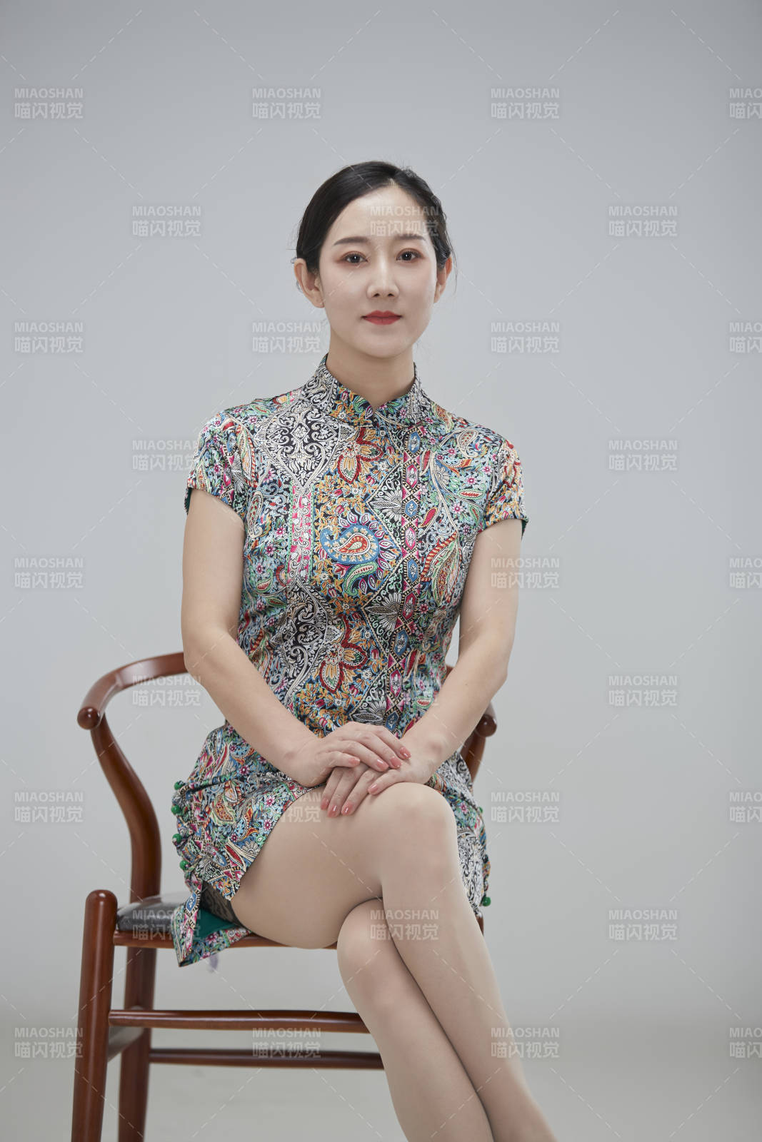 穿着中式旗袍的亚洲成年女性图片