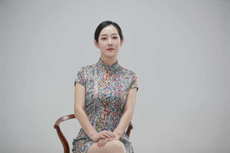穿着中式旗袍的亚洲成年女性图片