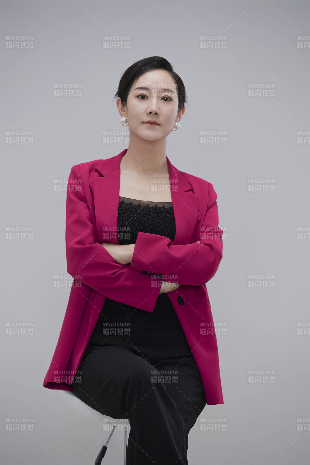 白色背景下职场职业成年女性经理人公关图片