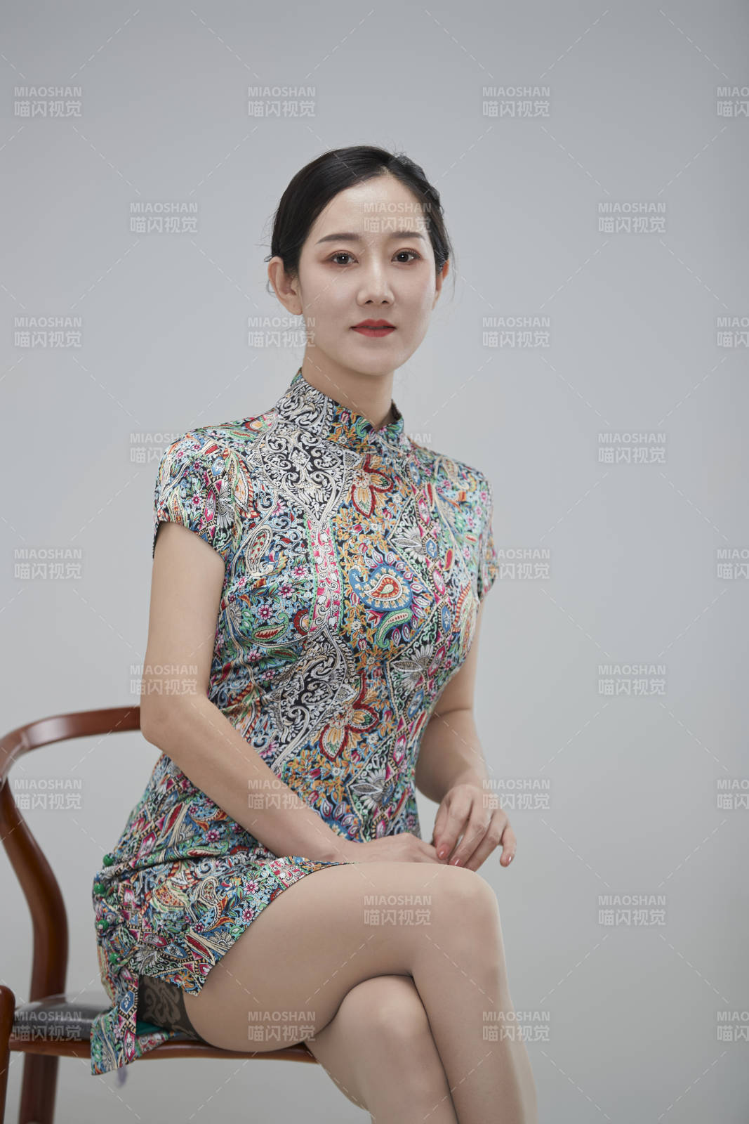 穿着中式旗袍的亚洲成年女性图片