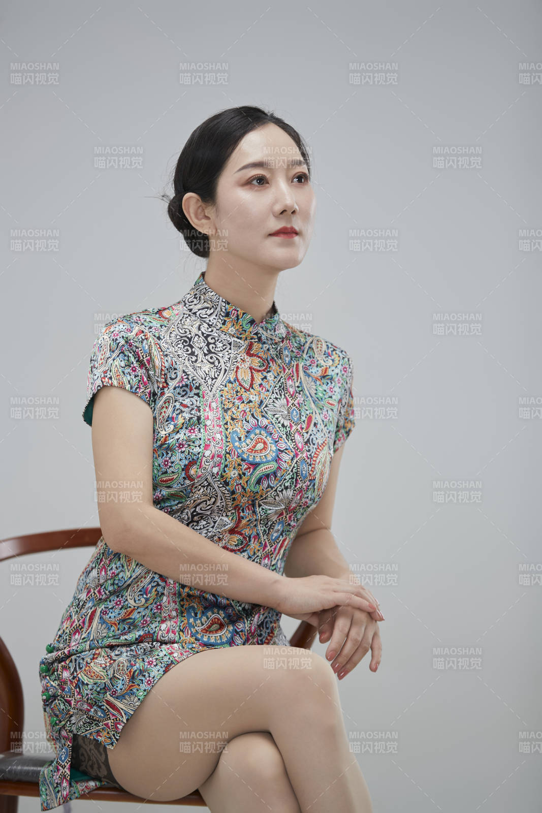 穿着中式旗袍的亚洲成年女性图片