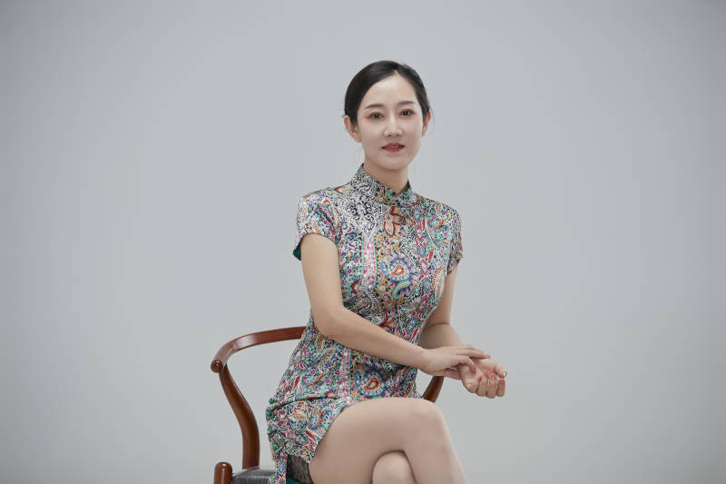 穿着中式旗袍的亚洲成年女性图片