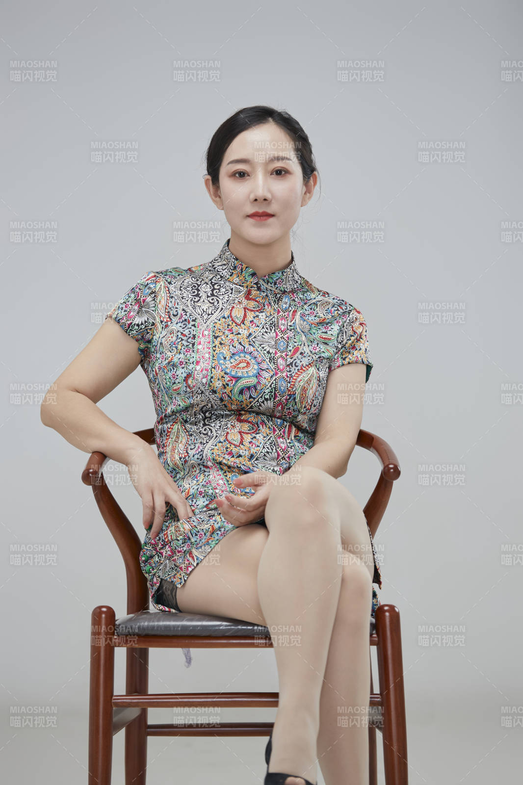 穿着中式旗袍的亚洲成年女性图片