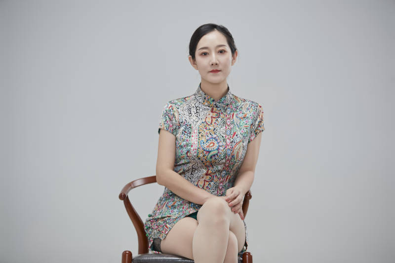 穿着中式旗袍的亚洲成年女性图片