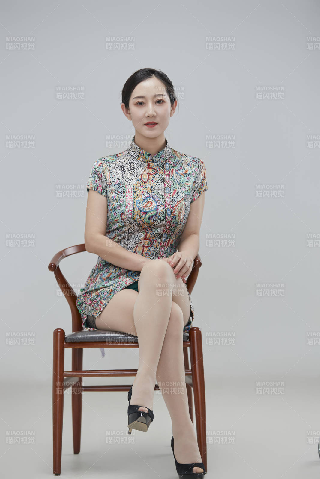 穿着中式旗袍的亚洲成年女性图片