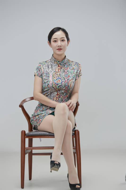 穿着中式旗袍的亚洲成年女性图片