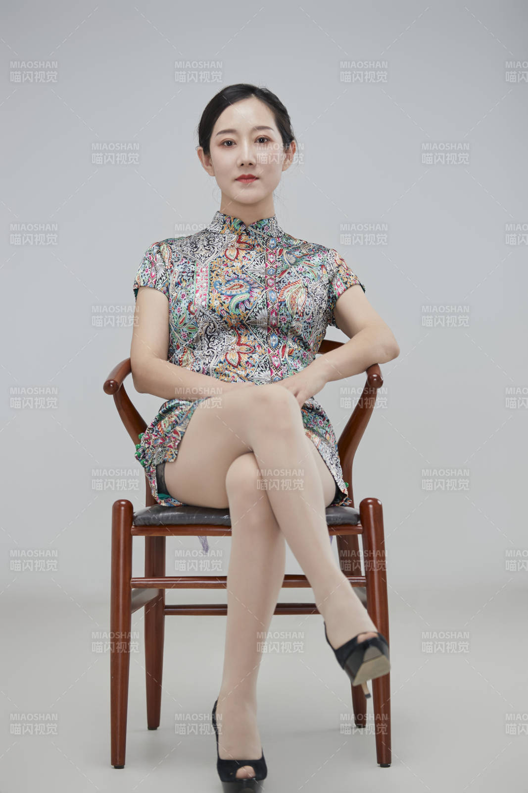 穿着中式旗袍的亚洲成年女性图片