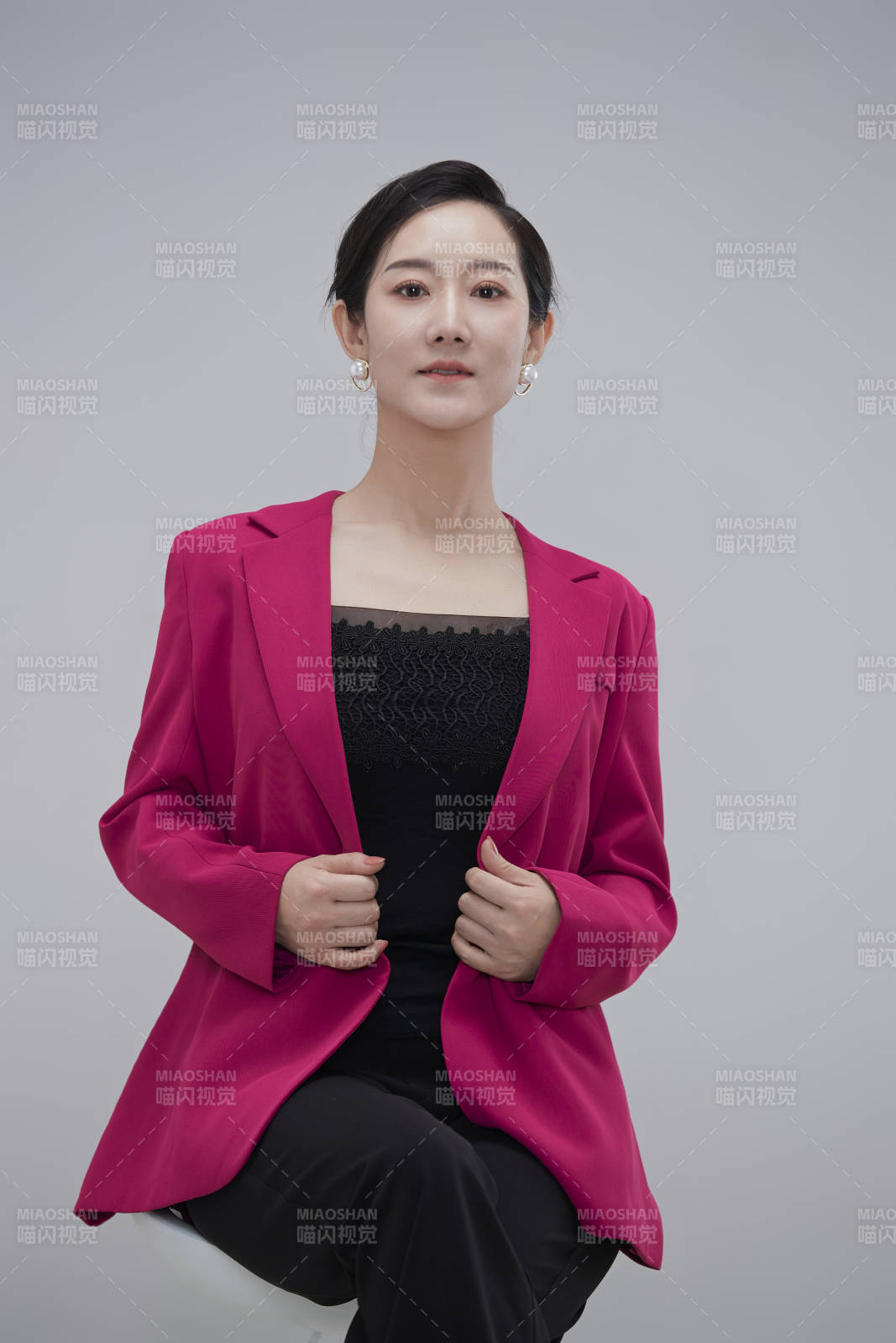 白色背景下职场职业成年女性经理人公关图片