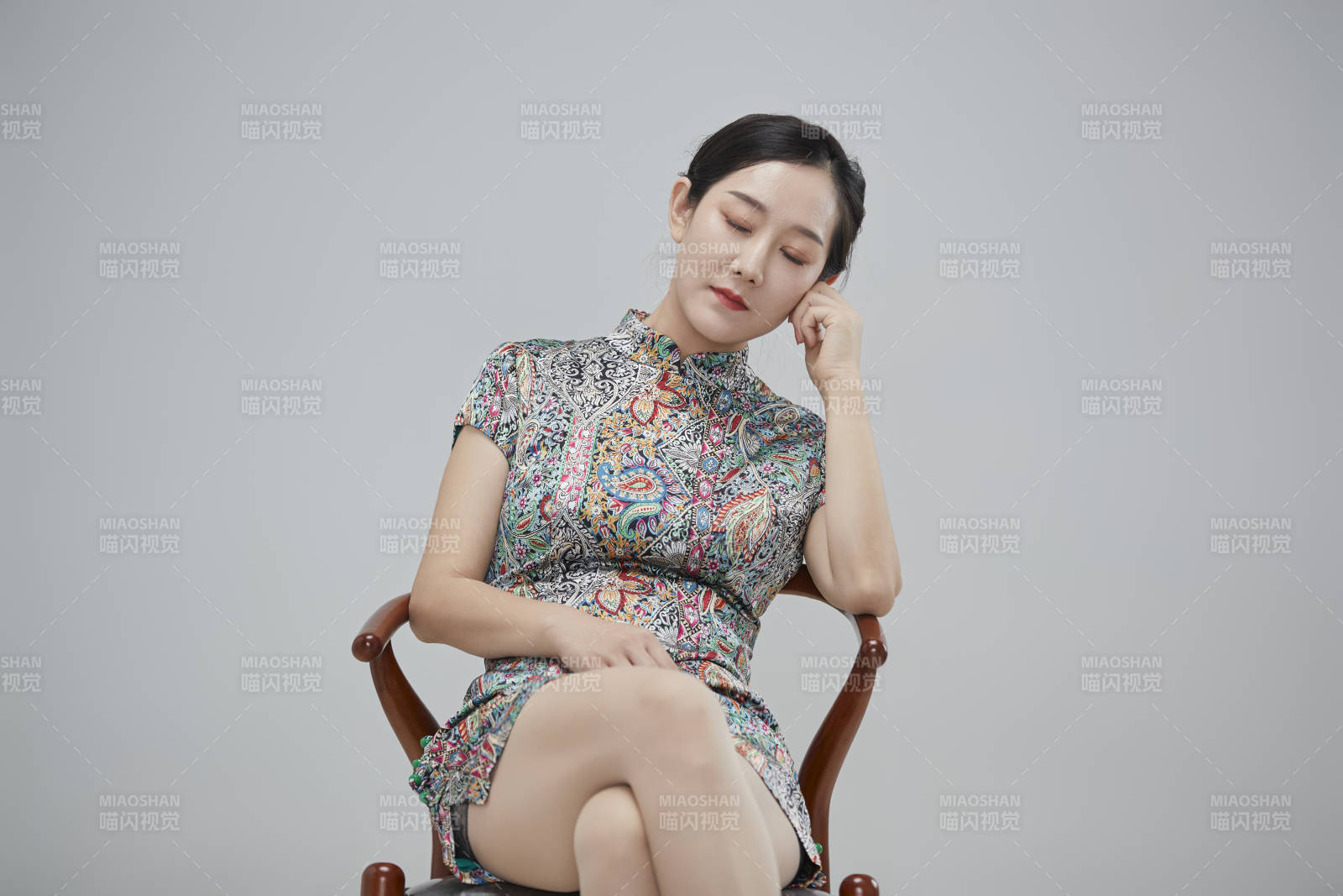 穿着中式旗袍的亚洲成年女性图片