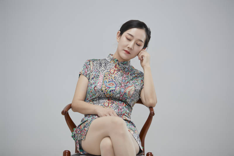 穿着中式旗袍的亚洲成年女性图片