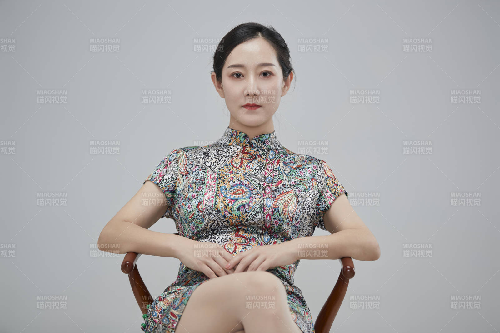 穿着中式旗袍的亚洲成年女性图片