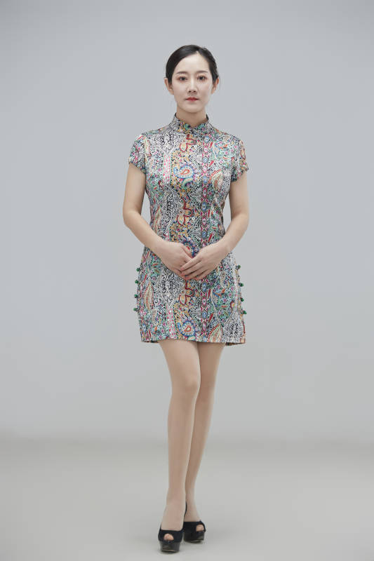 穿着中式旗袍的亚洲成年女性图片