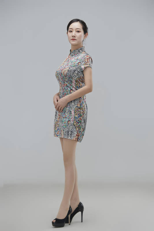 穿着中式旗袍的亚洲成年女性图片