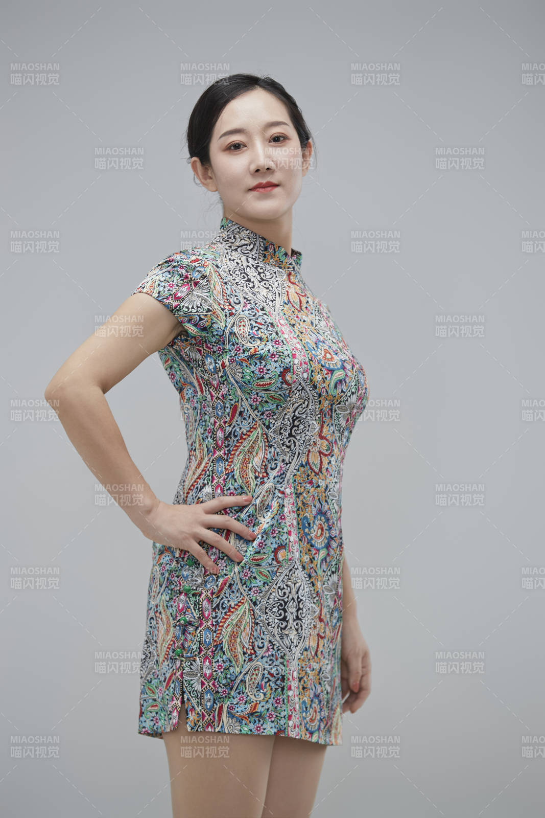 穿着中式旗袍的亚洲成年女性图片