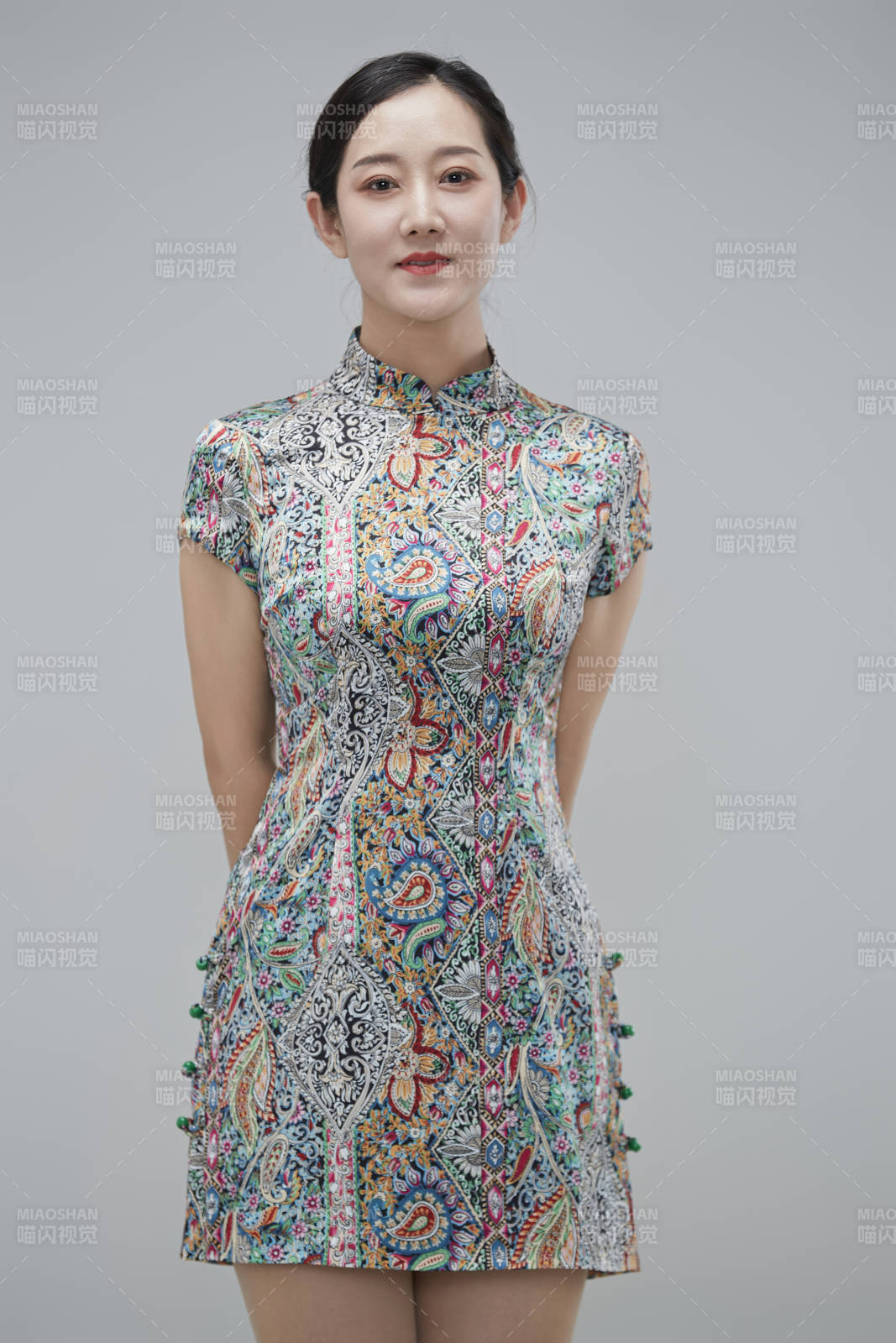 穿着中式旗袍的亚洲成年女性图片