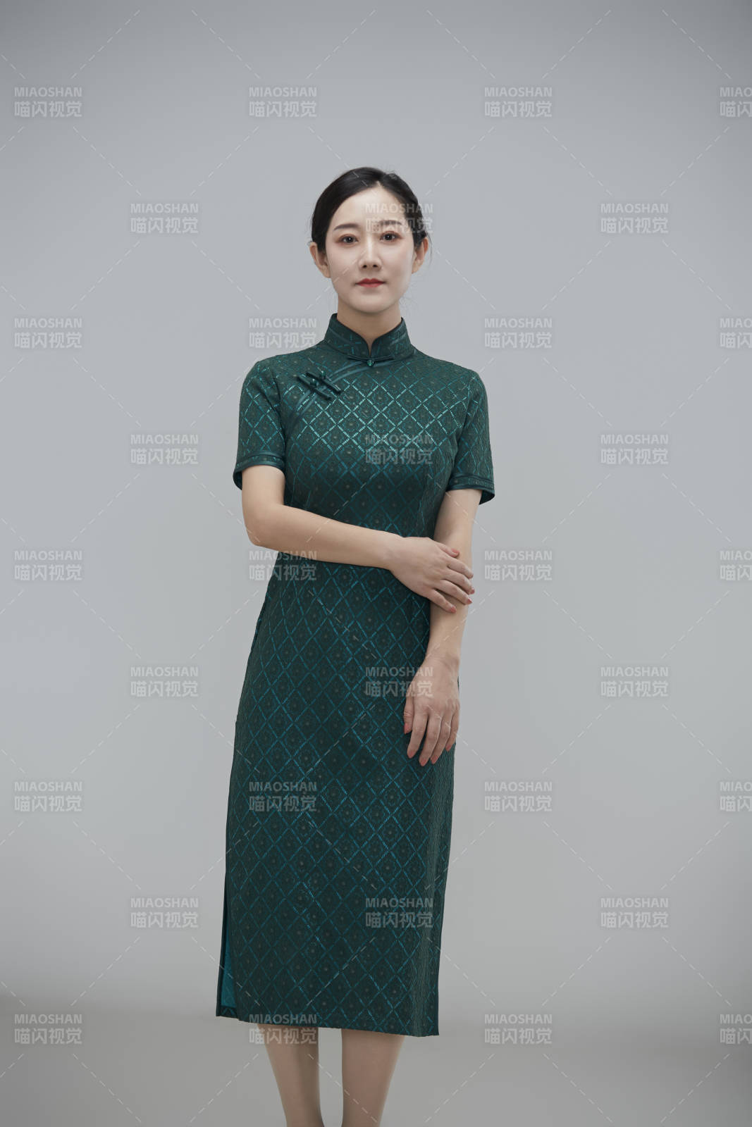 穿着中式旗袍的亚洲成年女性图片