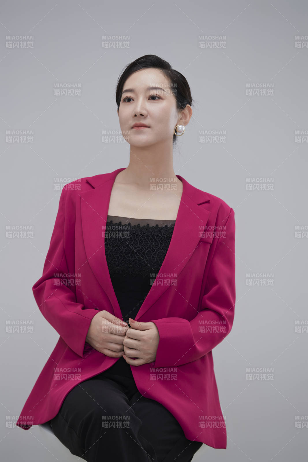 白色背景下职场职业成年女性经理人公关图片