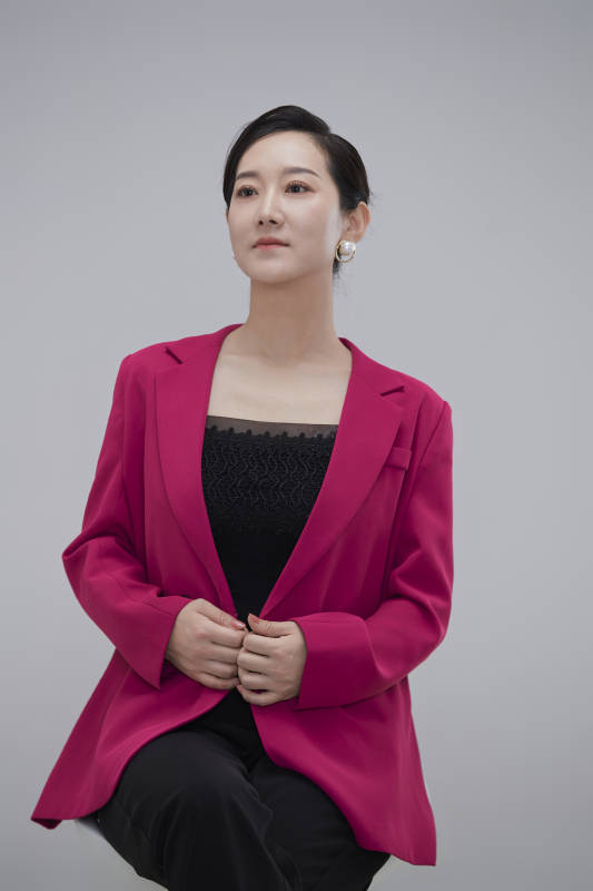 白色背景下职场职业成年女性经理人公关图片