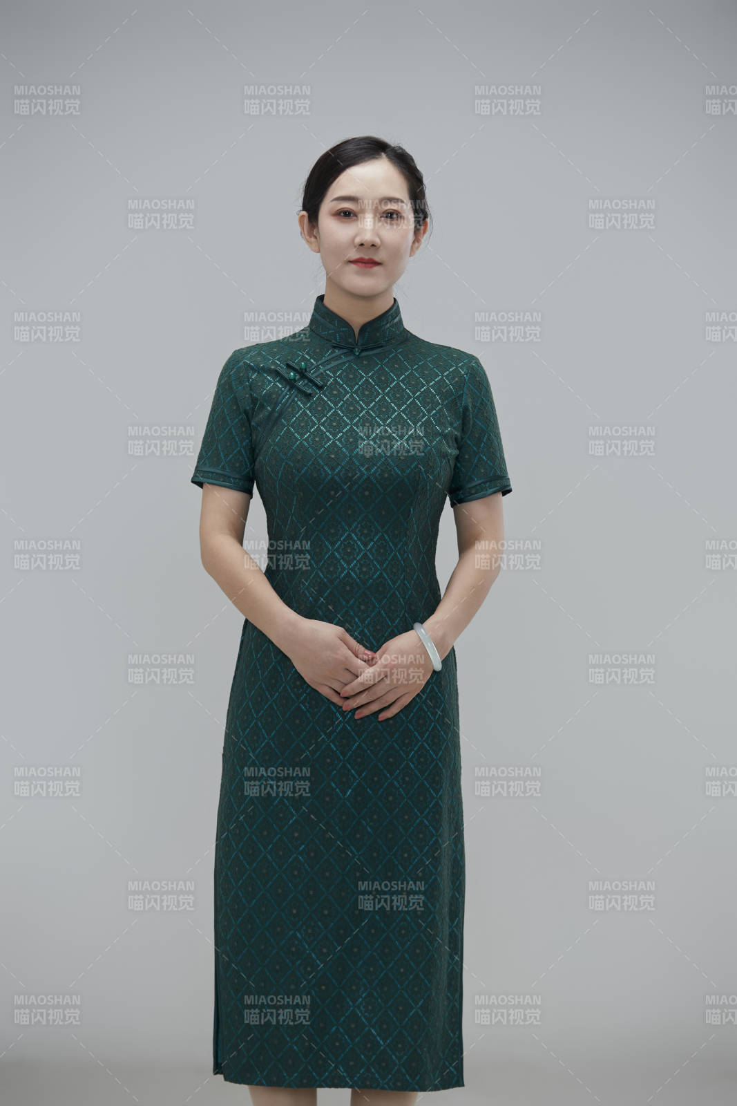 穿着中式旗袍的亚洲成年女性图片