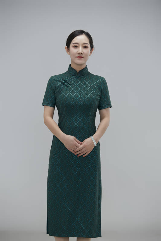 穿着中式旗袍的亚洲成年女性图片