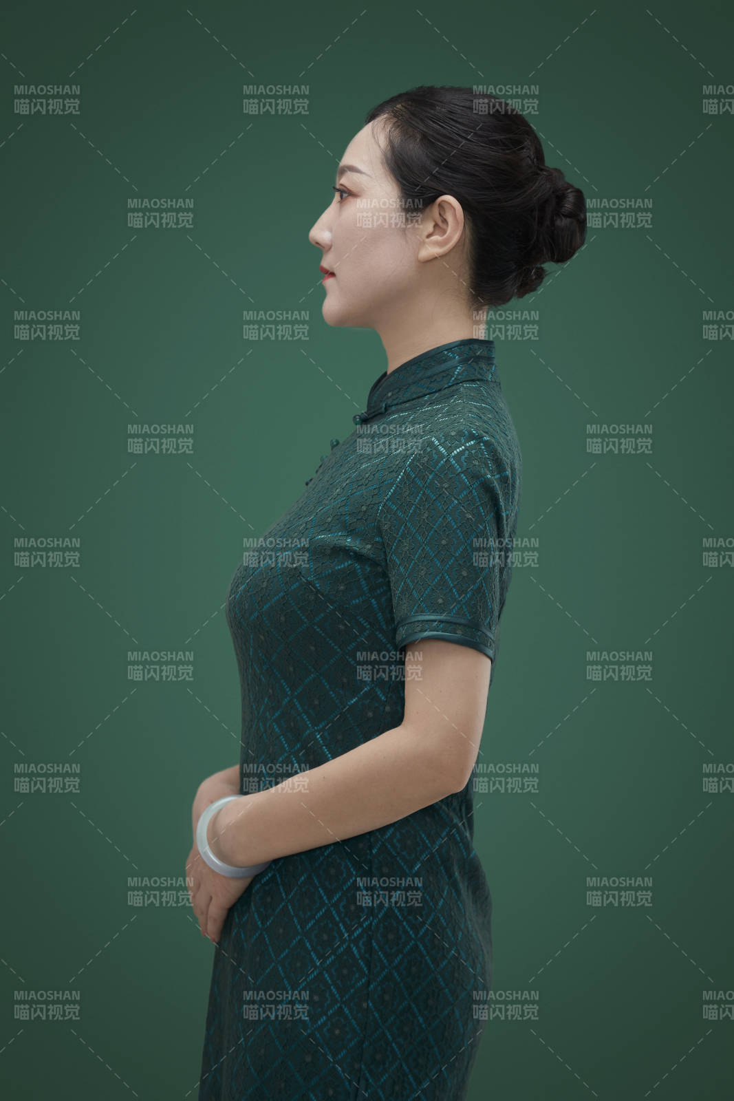 穿着中式旗袍的亚洲成年女性图片