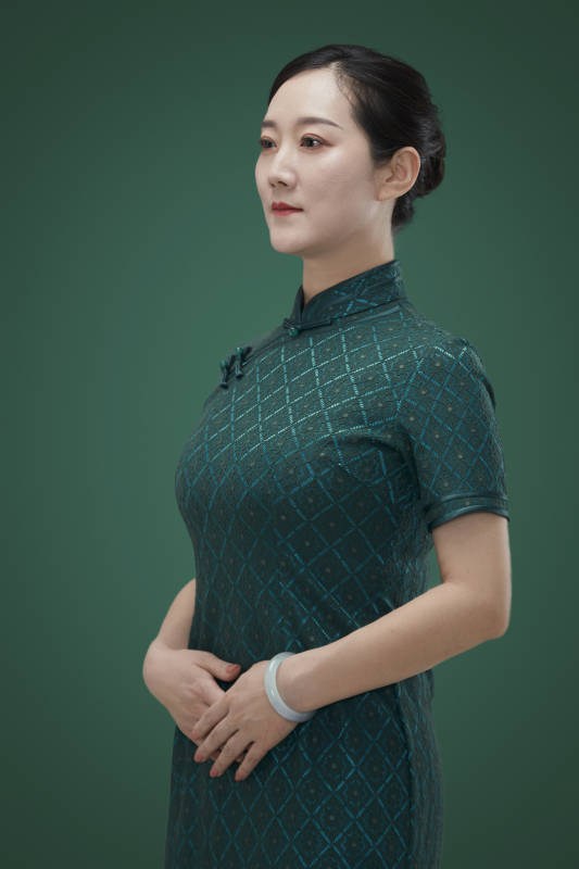 穿着中式旗袍的亚洲成年女性图片