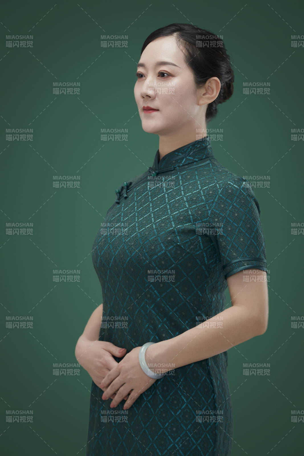 穿着中式旗袍的亚洲成年女性图片