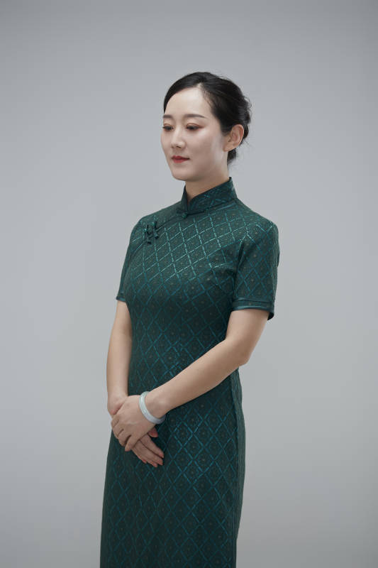 穿着中式旗袍的亚洲成年女性图片