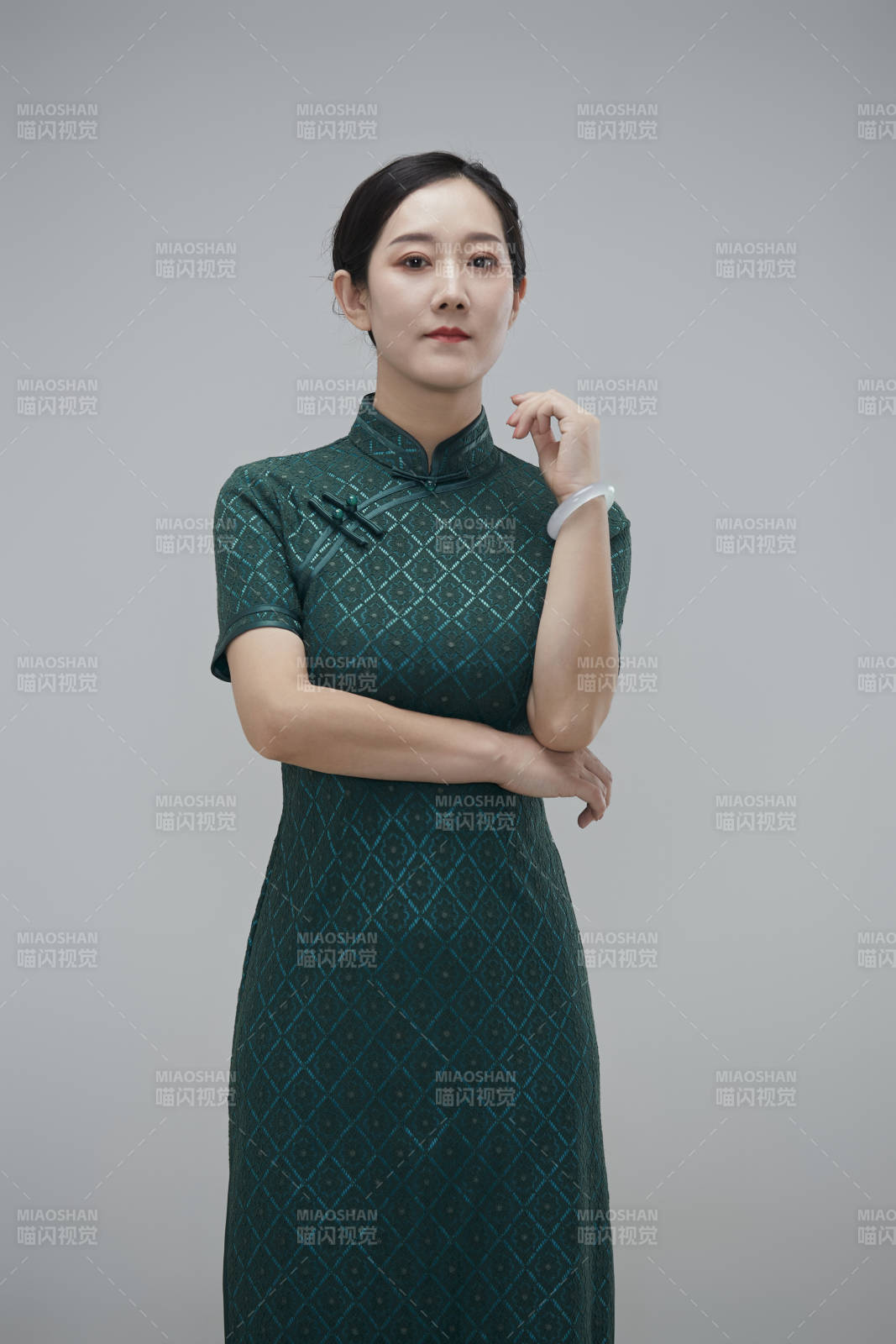 穿着中式旗袍的亚洲成年女性图片