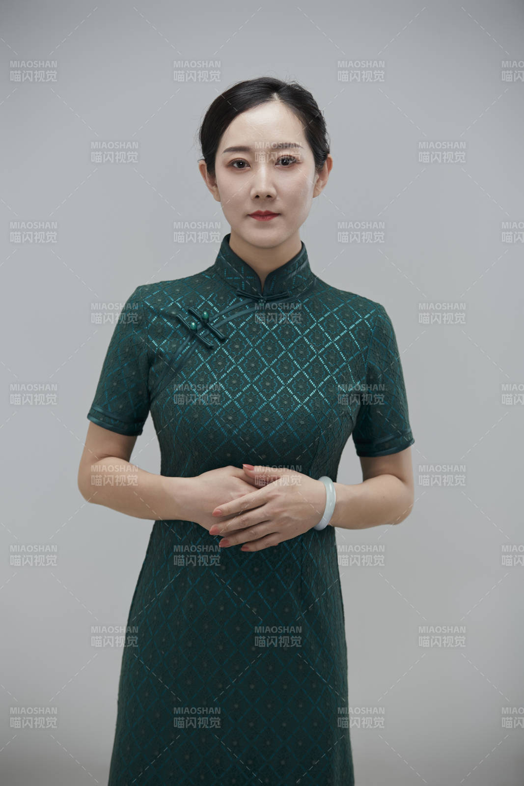 穿着中式旗袍的亚洲成年女性图片