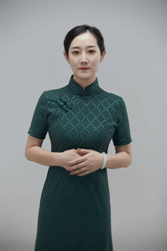 穿着中式旗袍的亚洲成年女性图片