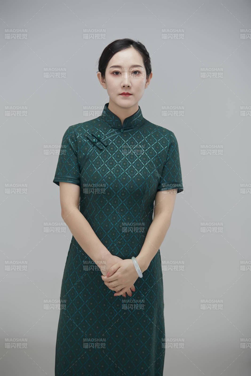 穿着中式旗袍的亚洲成年女性图片