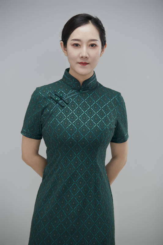 穿着中式旗袍的亚洲成年女性图片