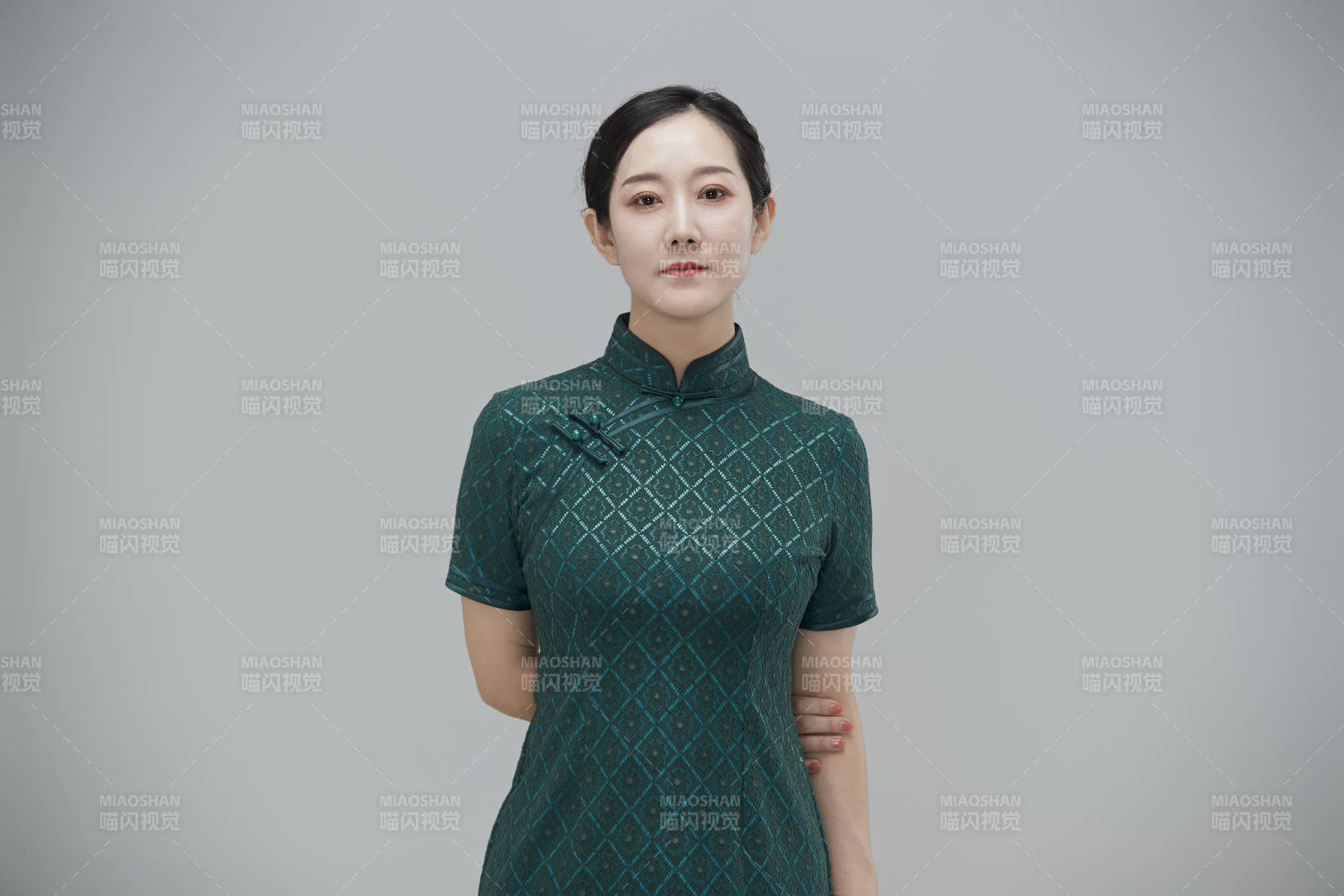 穿着中式旗袍的亚洲成年女性图片