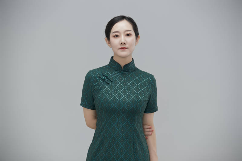 穿着中式旗袍的亚洲成年女性图片