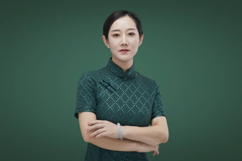 穿着中式旗袍的亚洲成年女性图片