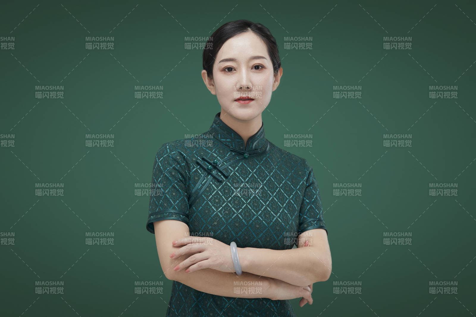 穿着中式旗袍的亚洲成年女性图片