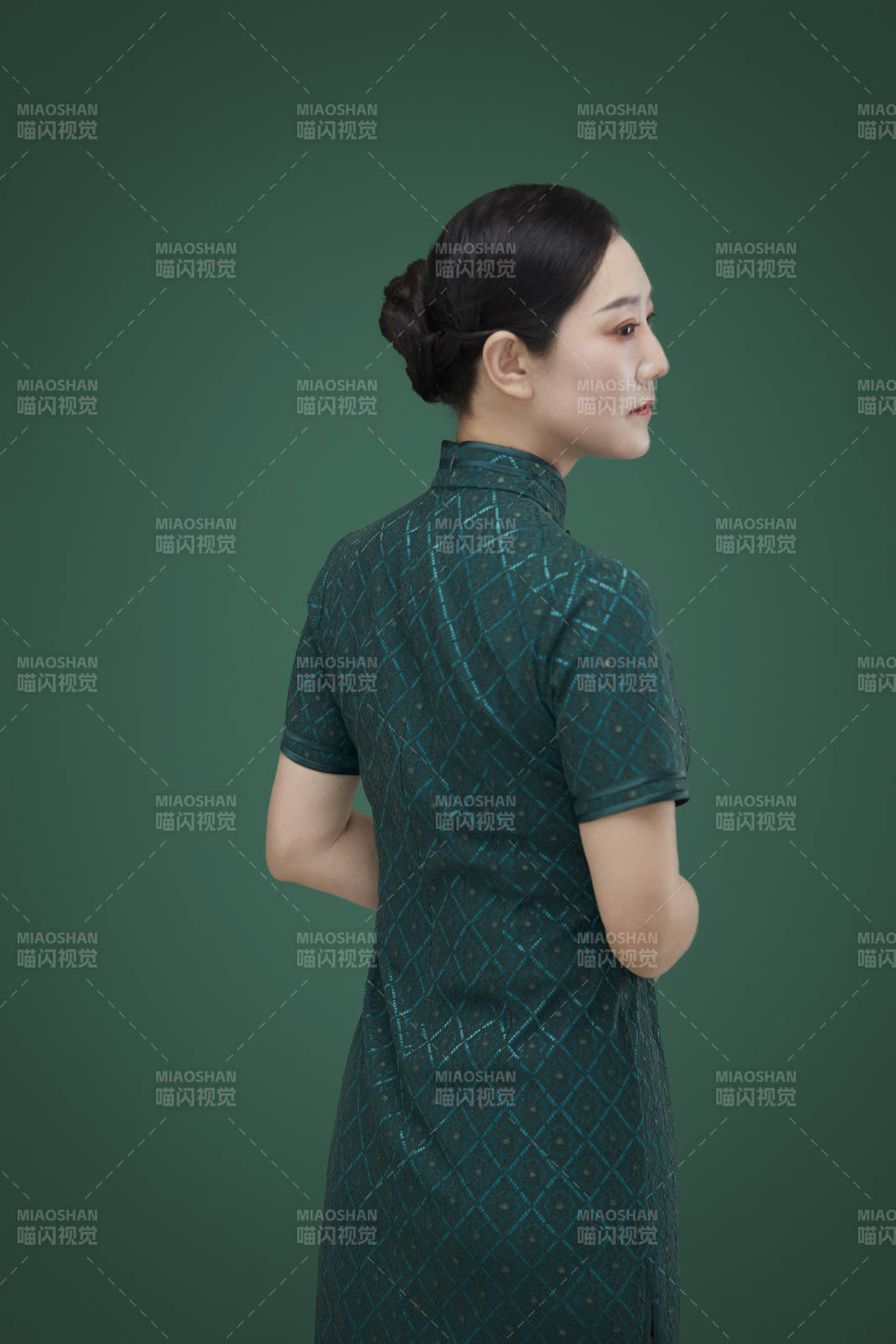 穿着中式旗袍的亚洲成年女性图片