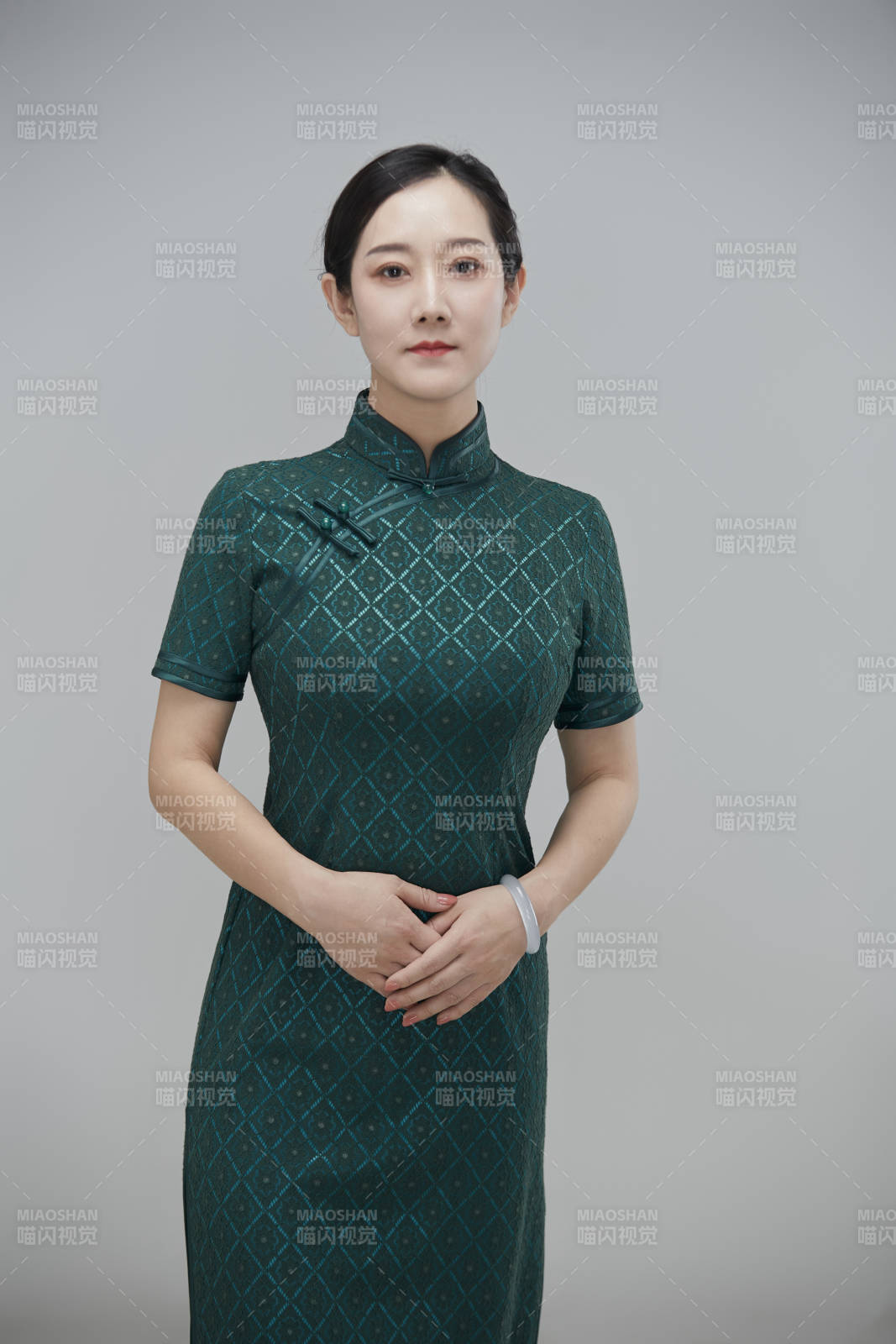 穿着中式旗袍的亚洲成年女性图片